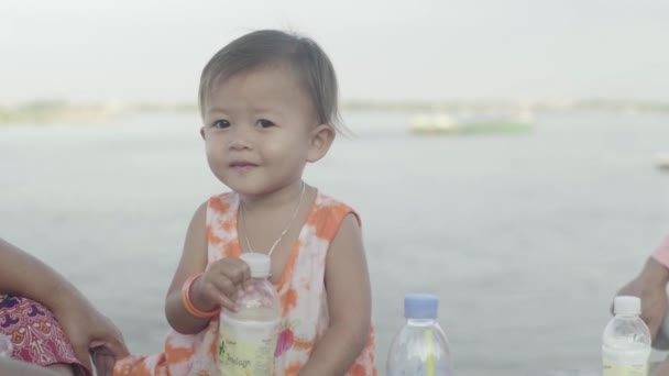 Portret van een meisje. Phnom Penh, Cambodja, Azië — Stockvideo