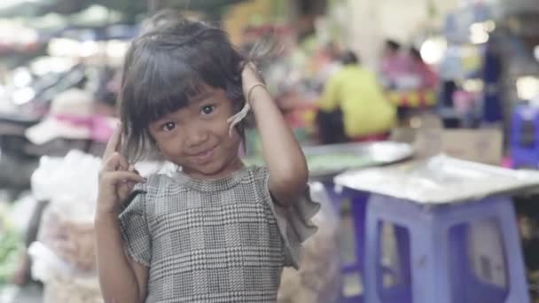 Портрет дівчини. Пномпень (Камбоджа, Азія) — стокове відео