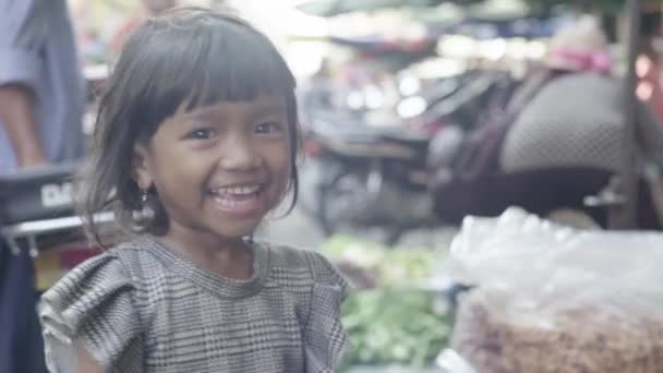 Retrato de uma rapariga. Phnom Penh, Camboja, Ásia — Vídeo de Stock