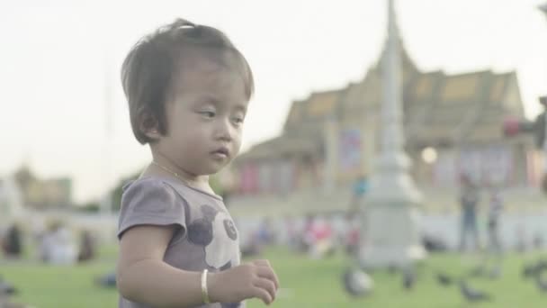 Bir kızın portresi. Phnom Penh, Kamboçya, Asya — Stok video