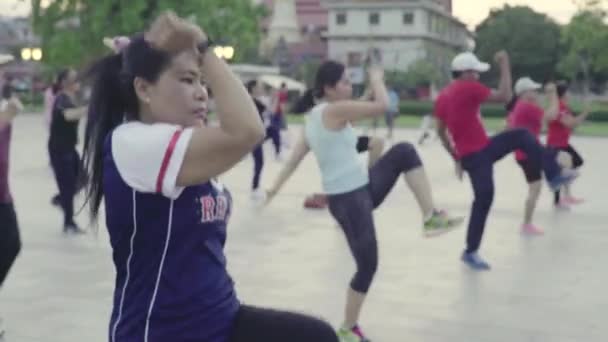 İnsanlar Phnom Penh, Kamboçya, Asya meydanında jimnastik yapıyor. — Stok video