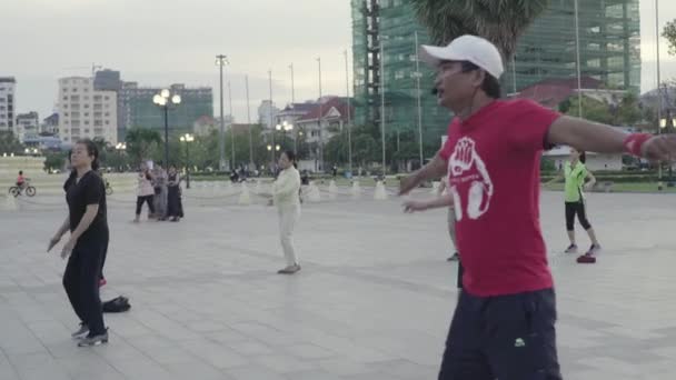 Mensen doen gymnastiek op het plein van Phnom Penh, Cambodja, Azië — Stockvideo