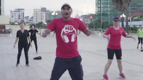 La gente fa ginnastica nella piazza di Phnom Penh, Cambogia, Asia — Video Stock