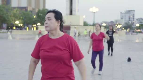 Mensen doen gymnastiek op het plein van Phnom Penh, Cambodja, Azië — Stockvideo