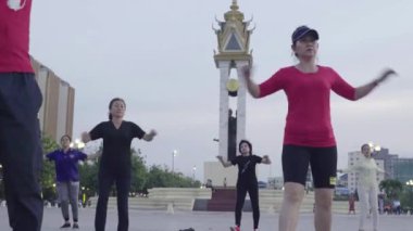 İnsanlar Phnom Penh, Kamboçya, Asya meydanında jimnastik yapıyor.