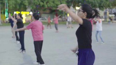 İnsanlar Phnom Penh, Kamboçya, Asya meydanında jimnastik yapıyor.