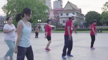 İnsanlar Phnom Penh, Kamboçya, Asya meydanında jimnastik yapıyor.