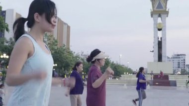 İnsanlar Phnom Penh, Kamboçya, Asya meydanında jimnastik yapıyor.