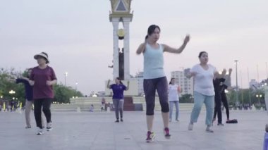 İnsanlar Phnom Penh, Kamboçya, Asya meydanında jimnastik yapıyor.