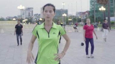 İnsanlar Phnom Penh, Kamboçya, Asya meydanında jimnastik yapıyor.