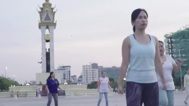 Oamenii fac gimnastică în piața Phnom Penh, Cambodgia, Asia — Videoclip de stoc