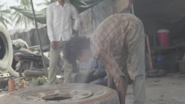 Sihanoukville, Kamboçya, Asya 'daki yol kenarı lastik servisi.