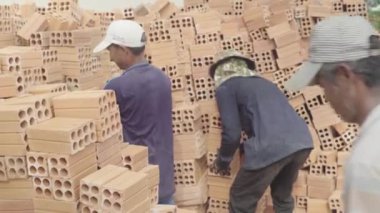 İşçiler tuğla taşır. Sihanoukville, Kamboçya, Asya
