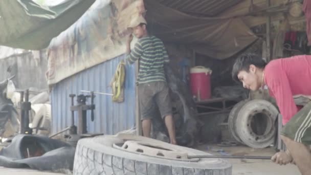 Silniční pneumatiky služby v Sihanoukville, Kambodža, Asie — Stock video