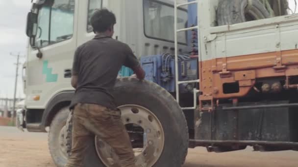 Silniční pneumatiky služby v Sihanoukville, Kambodža, Asie — Stock video