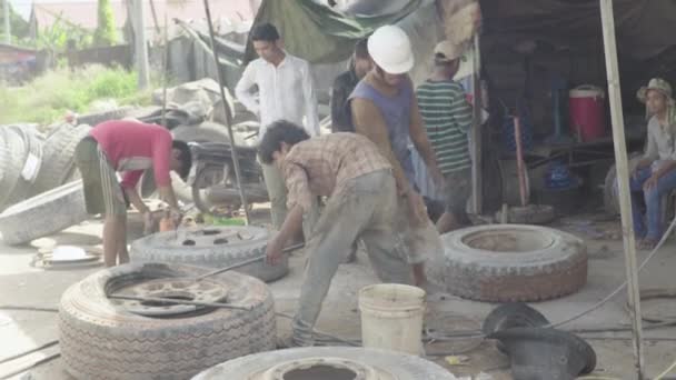 Reifen Nachschneiden in Sihanoukville, Kambodscha, Asien — Stockvideo