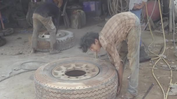 Roadside pneu serviço em Sihanoukville, Camboja, Ásia — Vídeo de Stock