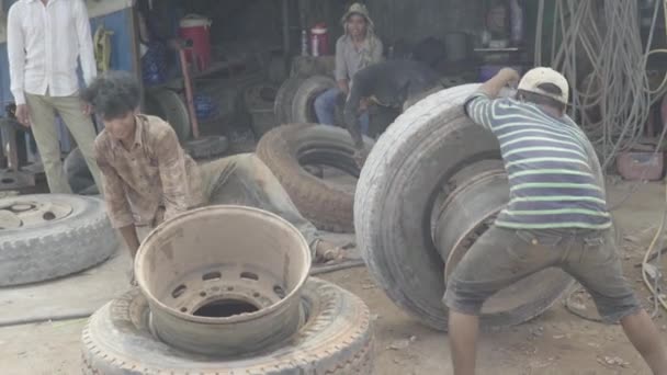 Roadside tire service in Sihanoukville, Cambodia, Asia — Stock Video