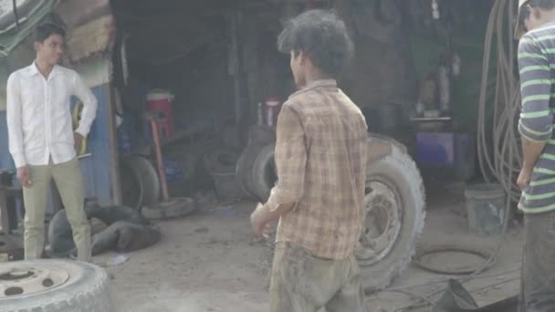 Roadside pneu serviço em Sihanoukville, Camboja, Ásia — Vídeo de Stock