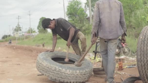 Reifen Nachschneiden in Sihanoukville, Kambodscha, Asien — Stockvideo