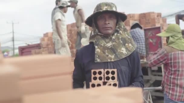 Los trabajadores llevan ladrillos. Sihanoukville, Camboya, Asia — Vídeos de Stock