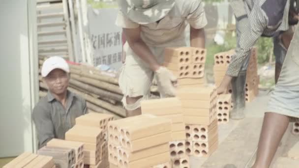 Arbetare bär tegelstenar. Sihanoukville, Kambodja, Asien — Stockvideo