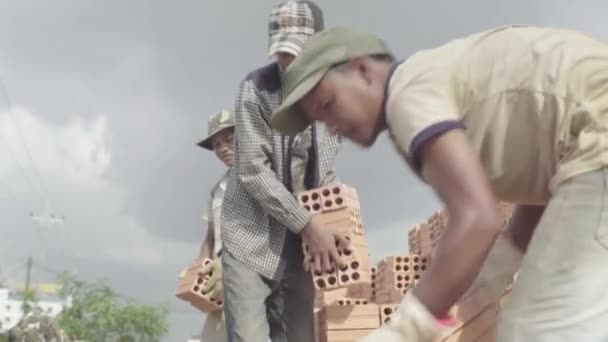 Les ouvriers portent des briques. Sihanoukville, Cambodge, Asie — Video