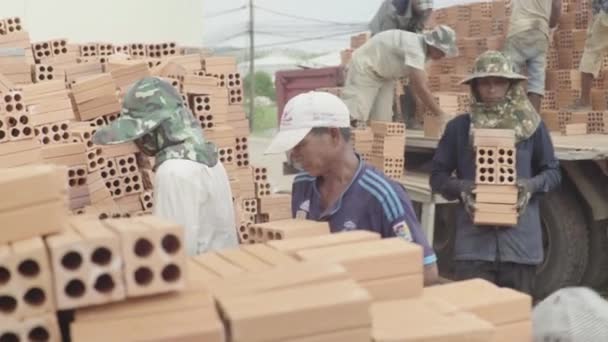Les ouvriers portent des briques. Sihanoukville, Cambodge, Asie — Video
