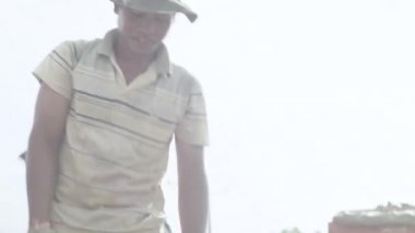 İşçiler tuğla taşır. Sihanoukville, Kamboçya, Asya