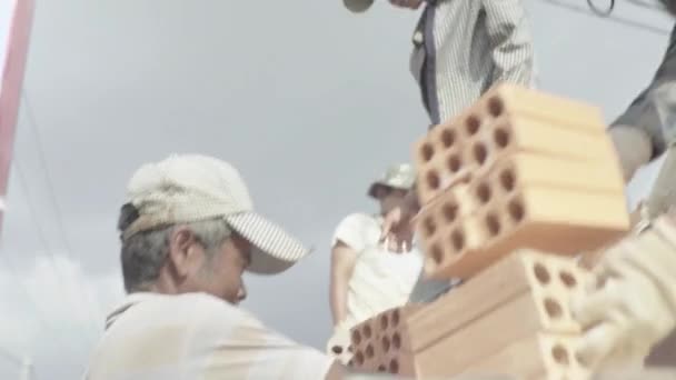 Les ouvriers portent des briques. Sihanoukville, Cambodge, Asie — Video