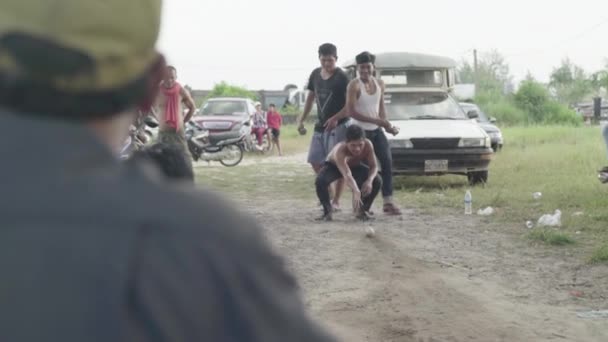 Spielen in der eisernen Kugel. Sihanoukville, Kambodscha, Asien — Stockvideo