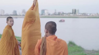 Mekong Nehri yakınlarındaki Budist rahipler. Phnom Penh. Kamboçya. Asya