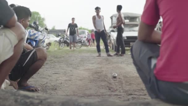 Hraju v železné kouli. Sihanoukville, Kambodža, Asie — Stock video