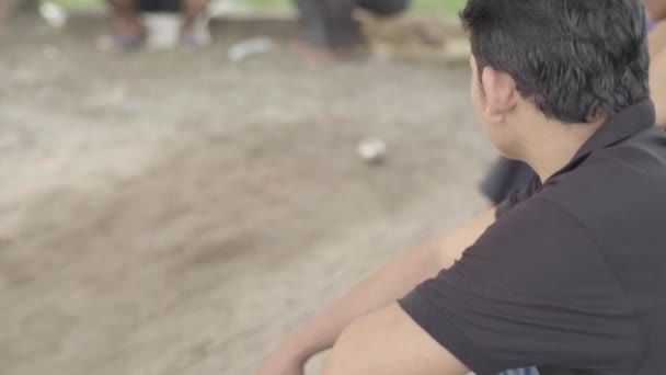 Bermain di bola besi. Fyoukville, Kamboja, Asia. — Stok Video