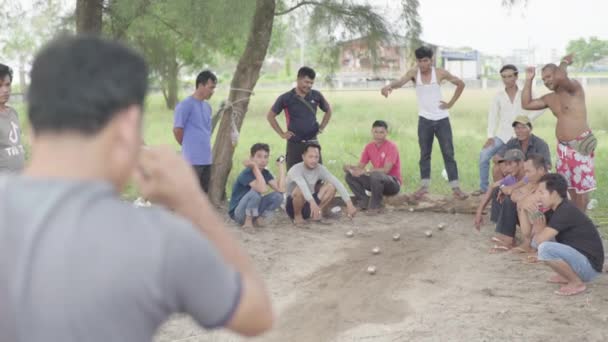 Spielen in der eisernen Kugel. Sihanoukville, Kambodscha, Asien — Stockvideo