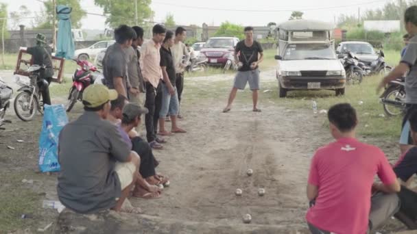 A jogar na bola de ferro. Sihanoukville, Camboja, Ásia — Vídeo de Stock