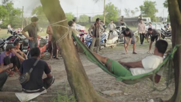 Jugando en la bola de hierro. Sihanoukville, Camboya, Asia — Vídeos de Stock