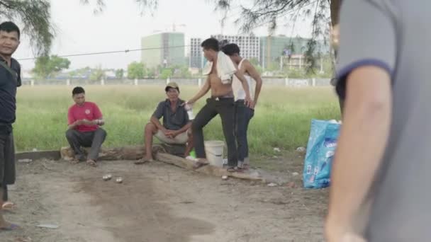 Jugando en la bola de hierro. Sihanoukville, Camboya, Asia — Vídeos de Stock