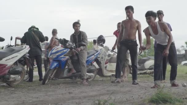 Jugando en la bola de hierro. Sihanoukville, Camboya, Asia — Vídeos de Stock