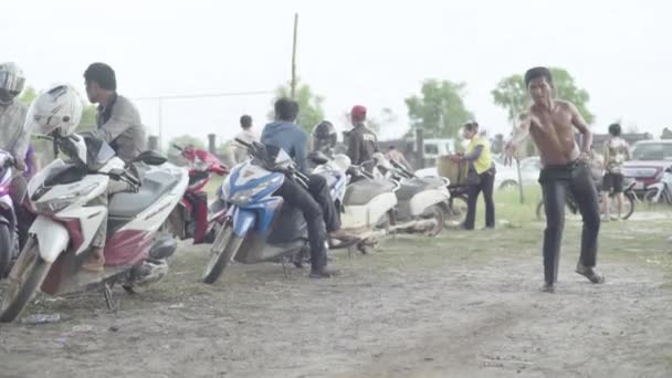 Jugando en la bola de hierro. Sihanoukville, Camboya, Asia — Vídeos de Stock