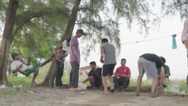 Spelen in de ijzeren bal. Sihanoukville, Cambodja, Azië — Stockvideo
