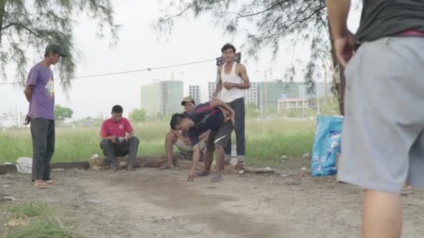 Jugando en la bola de hierro. Sihanoukville, Camboya, Asia — Vídeos de Stock