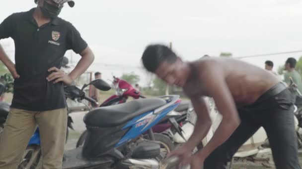 Spielen in der eisernen Kugel. Sihanoukville, Kambodscha, Asien — Stockvideo
