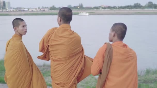 Buddhističtí mniši u řeky Mekong. Phnom Penh. Kambodža. Asie — Stock video