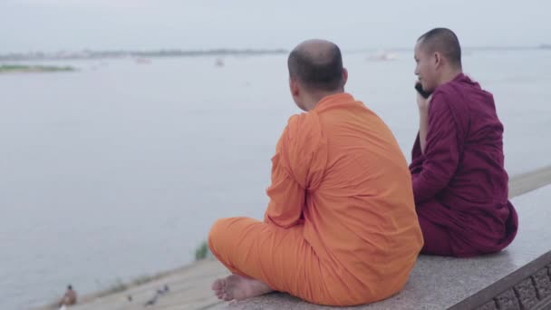 메콩강 근처에 있는 불교 승려들. 프놈펜. 캄보디아. 아시아 — 비디오