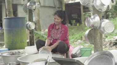 Bir kadın bulaşıkları yıkıyor. Sihanoukville, Kamboçya, Asya.