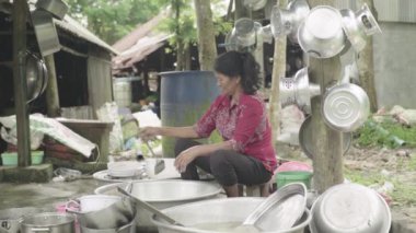 Bir kadın bulaşıkları yıkıyor. Sihanoukville, Kamboçya, Asya.