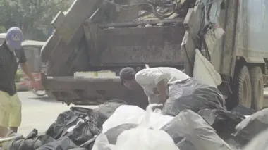 Sihanoukville caddesinde çöp toplama. Kamboçya. Asya