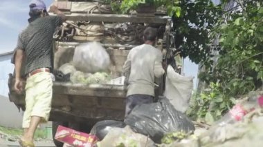 Sihanoukville caddesinde çöp toplama. Kamboçya. Asya