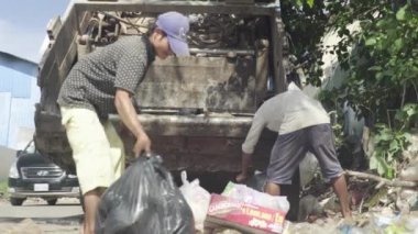 Sihanoukville caddesinde çöp toplama. Kamboçya. Asya